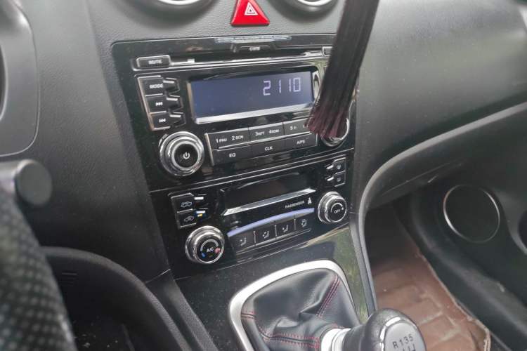 Used Haval H6 2014 Upgraded Model 2.0T Diesel Manual Two-Wheel Drive Urban Version Audio And AC Panel
