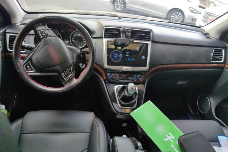 Used Haval H6 2014 Sport Edition 2.0T Diesel Manual Two-Wheel Drive Prestige Model Center Console