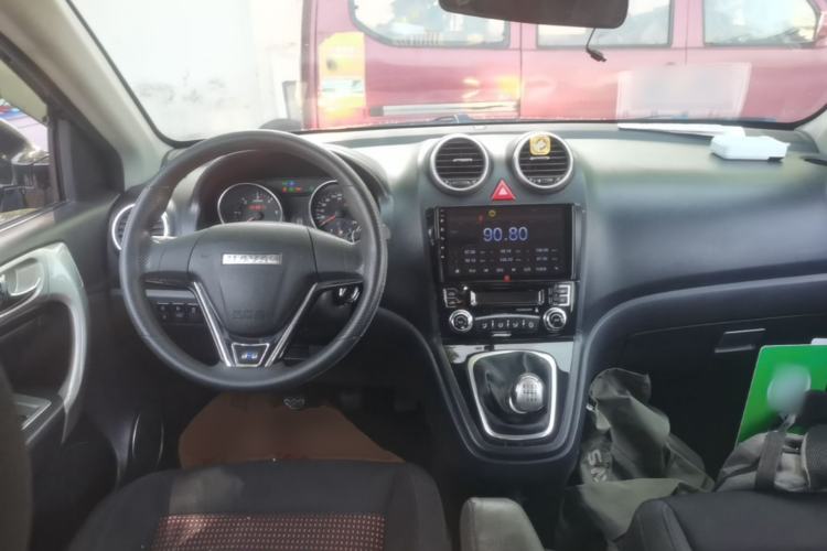 Used Haval H6 2014 Upgraded Model 2.0T Diesel Manual Two-Wheel Drive Urban Version Center Console
