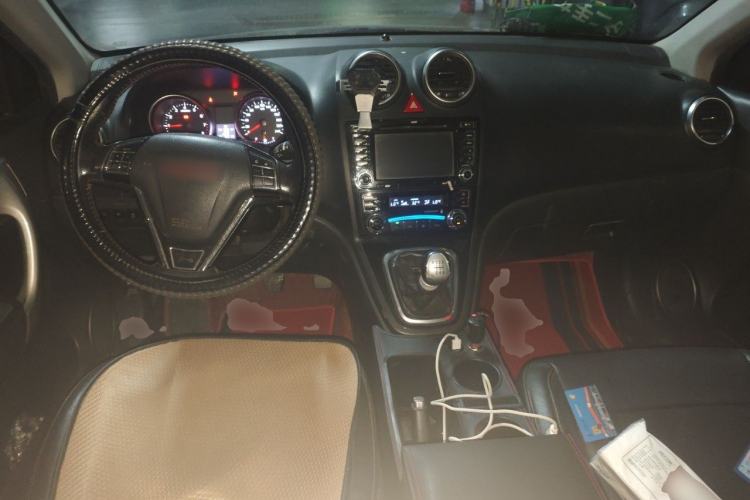 Used Haval H6 2014 Upgraded Model 1.5T Manual Two-Wheel Drive Elite Version Center Console