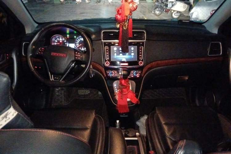Used Haval H6 2014 Sports Edition 2.4L Automatic Prestige Model Center Console