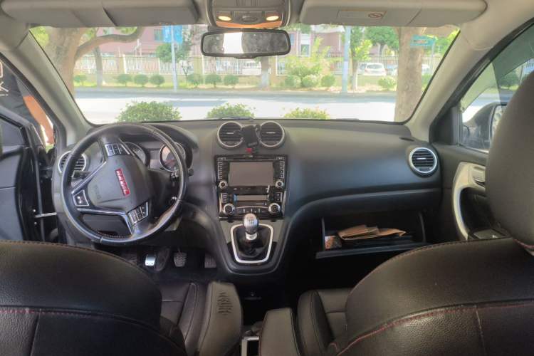 Used Haval H6 2014 Upgraded Model 1.5T Manual Two-Wheel Drive Elite Version Center Console