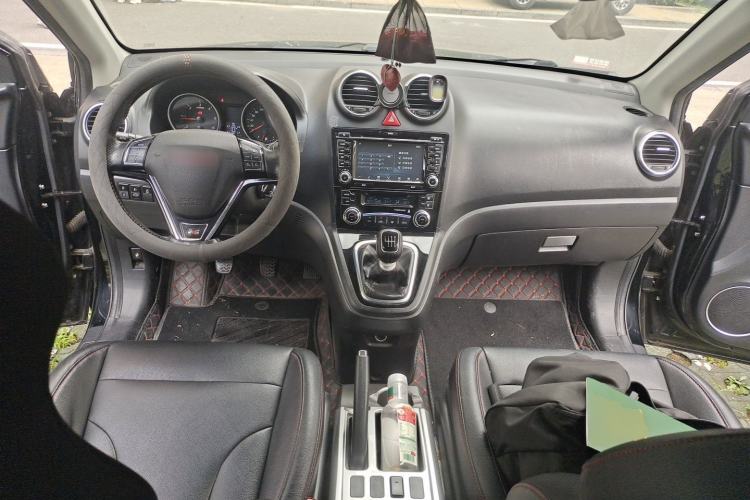 Used Haval H6 2014 Upgraded Model 2.0T Diesel Manual Two-Wheel Drive Elite Version Center Console