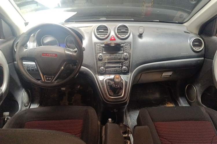 Used Haval H6 2014 Upgraded Model 2.0T Diesel Manual Two-Wheel Drive Urban Version Center Console