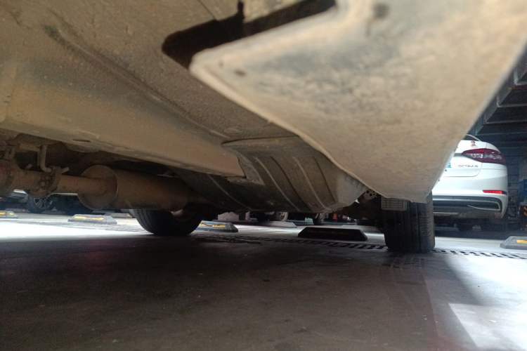 Used Haval H6 2014 Upgraded Model 2.0T Diesel Manual Two-Wheel Drive Urban Version Chassis Front Left