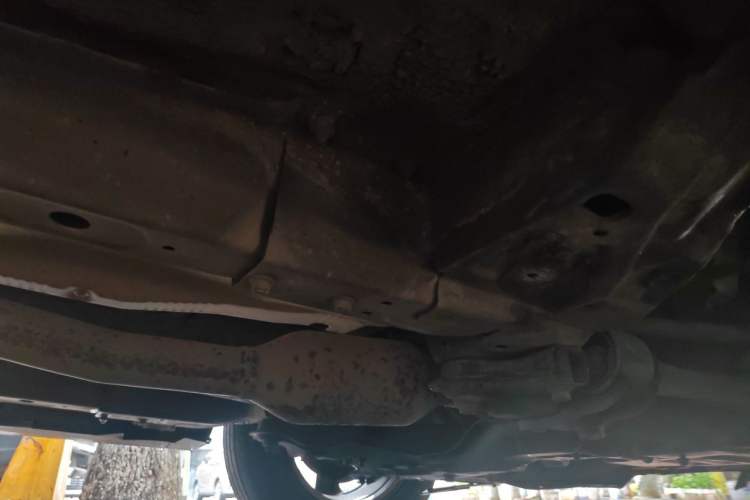 Used Haval H6 2014 Upgraded Model 2.0T Diesel Manual Two-Wheel Drive Urban Version Chassis Front Left