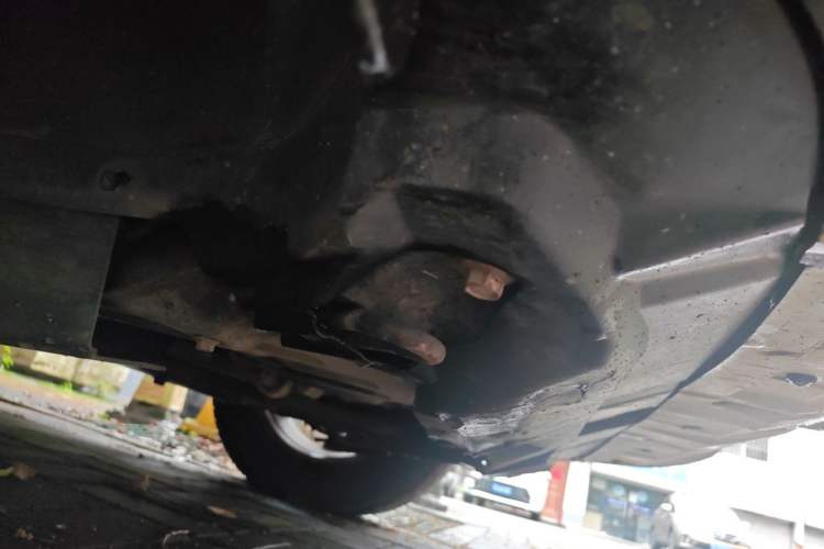 Used Haval H6 2014 Upgraded Model 2.0T Diesel Manual Two-Wheel Drive Urban Version Chassis Front