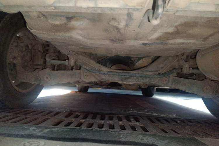 Used Haval H6 2014 Upgraded Model 2.0T Diesel Manual Two-Wheel Drive Urban Version Chassis Rear