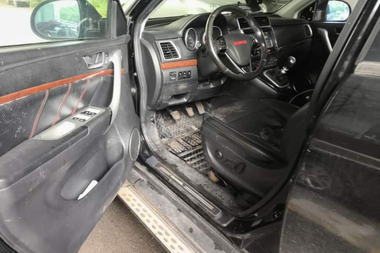 Used Haval H6 2014 Upgraded Model 1.5T Manual Two-Wheel Drive Elite Version Driver Seat