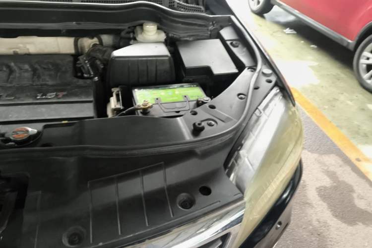 Used Haval H6 2014 Upgraded Model 1.5T Manual Two-Wheel Drive Elite Version Engine Bay Left