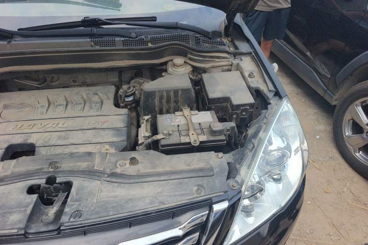 Used Haval H6 2014 Upgraded Model 1.5T Manual Two-Wheel Drive Elite Version Engine Bay Left