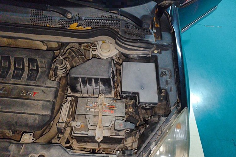 Used Haval H6 2014 Upgraded Model 1.5T Manual Two-Wheel Drive Elite Version Engine Bay Left