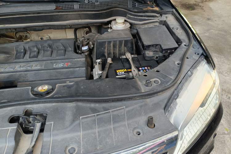 Used Haval H6 2014 Sport Version 1.5T Manual Two-Wheel Drive Elite Edition Engine Bay Left