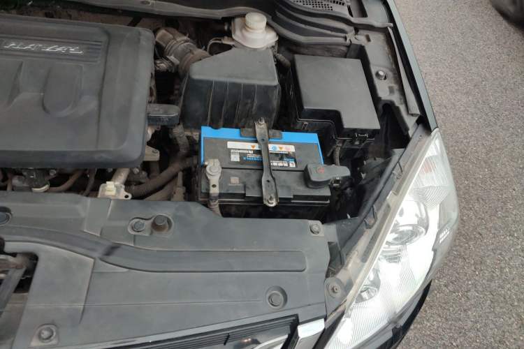 Used Haval H6 2014 Upgraded Model 2.0T Diesel Manual Two-Wheel Drive Elite Version Engine Bay Left