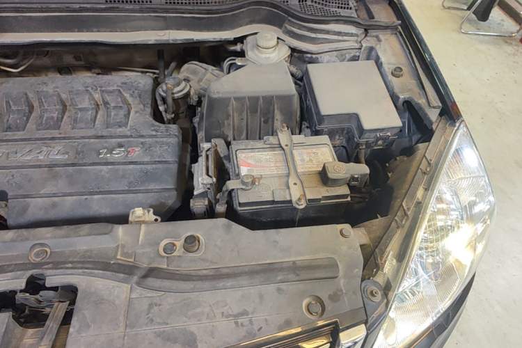 Used Haval H6 2014 Upgraded Model 1.5T Manual Two-Wheel Drive Elite Version Engine Bay Left