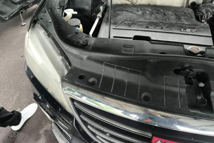 Used Haval H6 2014 Upgraded Model 1.5T Manual Two-Wheel Drive Elite Version Engine Bay Right
