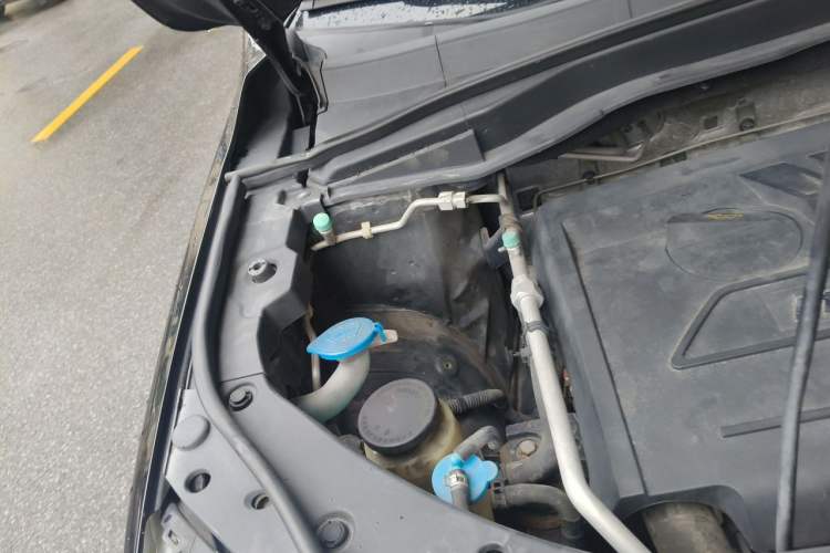 Used Haval H6 2014 Sport Version 1.5T Manual Two-Wheel Drive Elite Edition Engine Bay Right