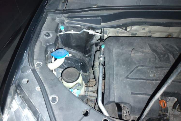 Used Haval H6 2014 Sport Version 1.5T Manual Two-Wheel Drive Elite Edition Engine Bay Right