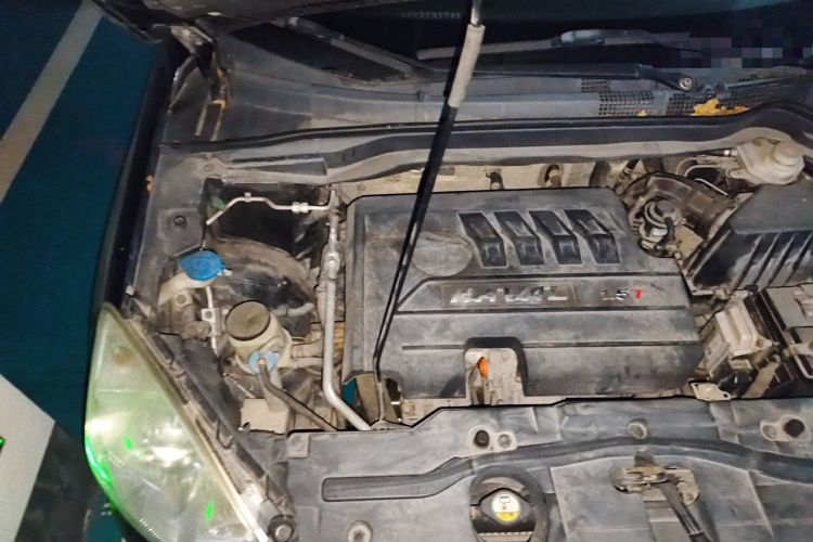 Used Haval H6 2014 Upgraded Model 1.5T Manual Two-Wheel Drive Elite Version Engine Bay Right