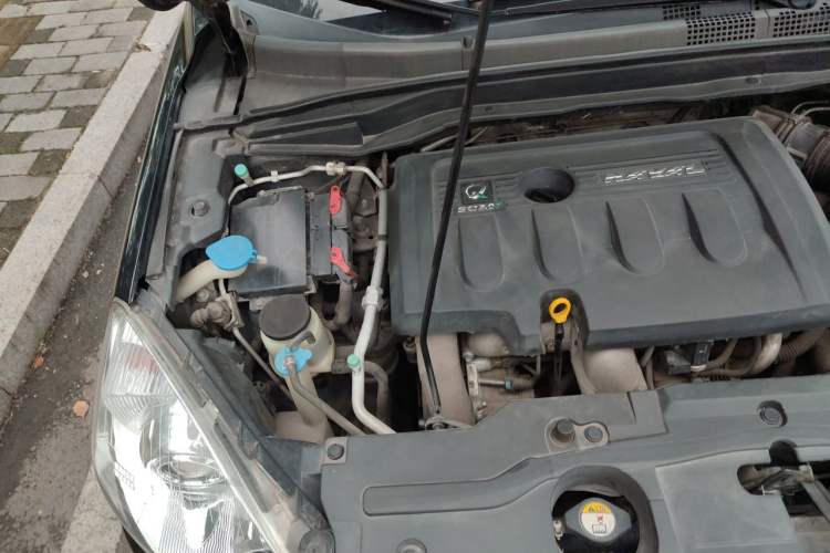 Used Haval H6 2014 Upgraded Model 2.0T Diesel Manual Two-Wheel Drive Elite Version Engine Bay Right