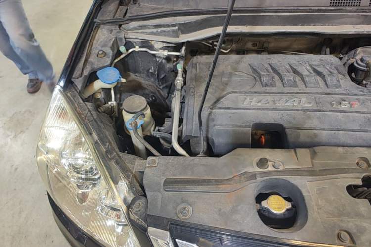 Used Haval H6 2014 Upgraded Model 1.5T Manual Two-Wheel Drive Elite Version Engine Bay Right