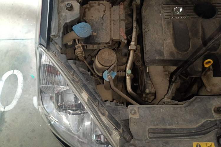 Used Haval H6 2014 Upgraded Model 2.0T Diesel Manual Two-Wheel Drive Urban Version Engine Bay Right
