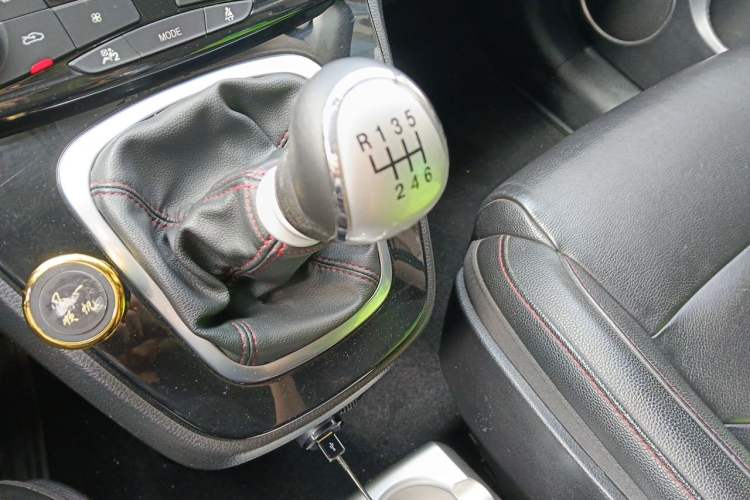 Used Haval H6 2014 Sport Version 1.5T Manual Two-Wheel Drive Elite Edition Gear Lever
