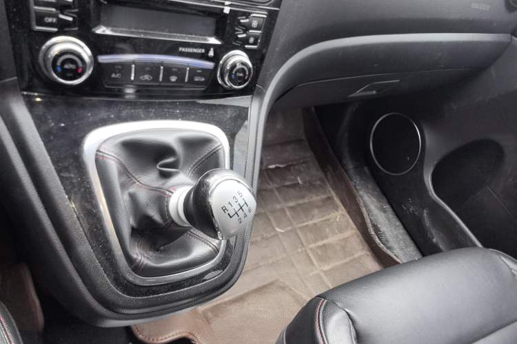 Used Haval H6 2014 Upgraded Model 1.5T Manual Two-Wheel Drive Elite Version Gear Lever