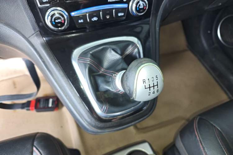 Used Haval H6 2014 Upgraded Model 1.5T Manual Two-Wheel Drive Elite Version Gear Lever