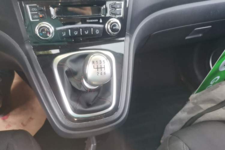 Used Haval H6 2014 Upgraded Model 2.0T Diesel Manual Two-Wheel Drive Urban Version Gear Lever