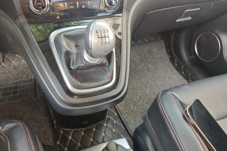 Used Haval H6 2014 Upgraded Model 1.5T Manual Two-Wheel Drive Elite Version Gear Lever