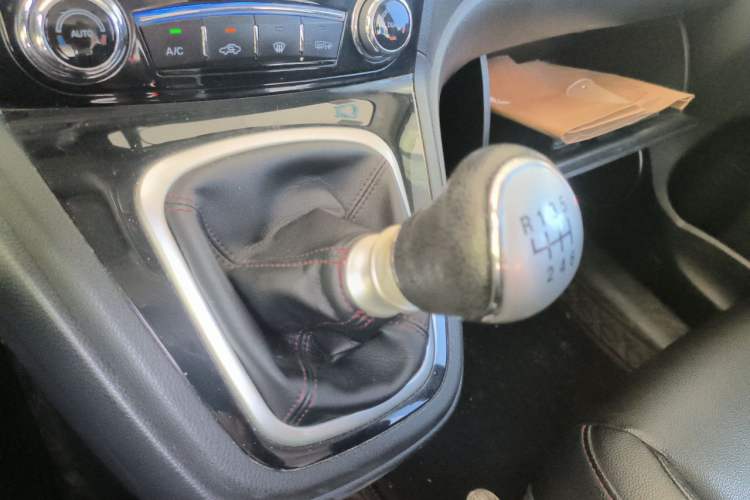 Used Haval H6 2014 Upgraded Model 1.5T Manual Two-Wheel Drive Elite Version Gear Lever
