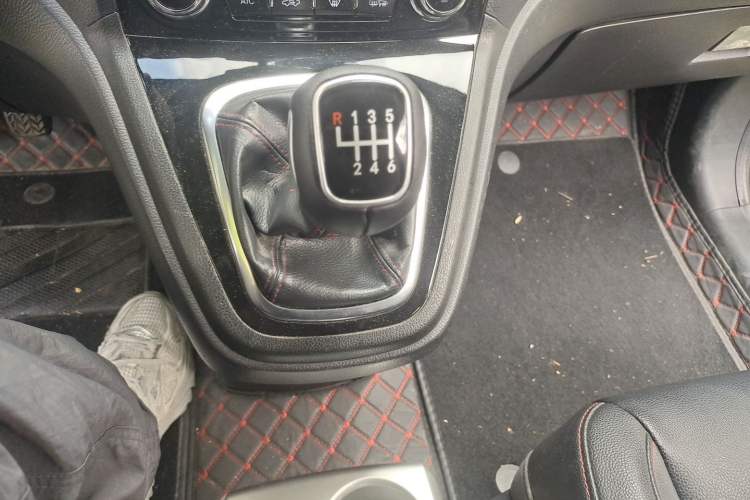Used Haval H6 2014 Upgraded Model 2.0T Diesel Manual Two-Wheel Drive Elite Version Gear Lever