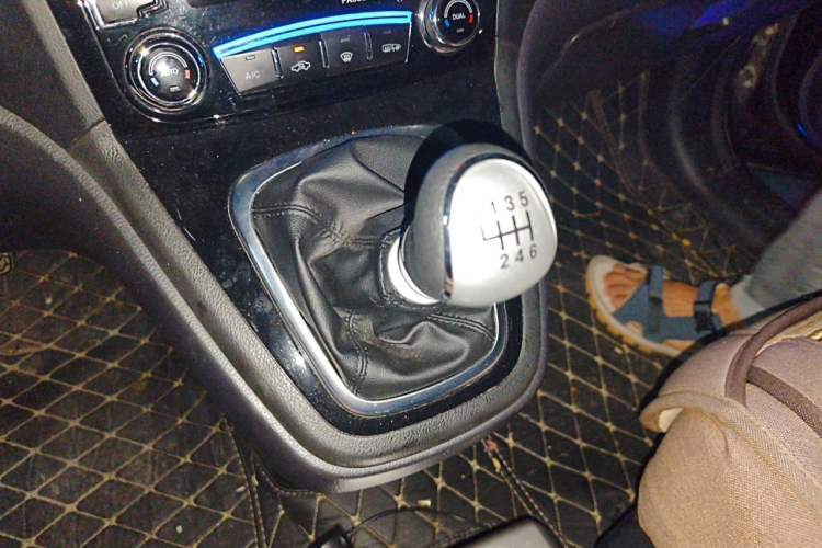 Used Haval H6 2014 Upgraded Model 1.5T Manual Two-Wheel Drive Elite Version Gear Lever