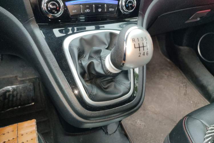 Used Haval H6 2014 Upgraded Model 2.0T Diesel Manual Two-Wheel Drive Elite Version Gear Lever