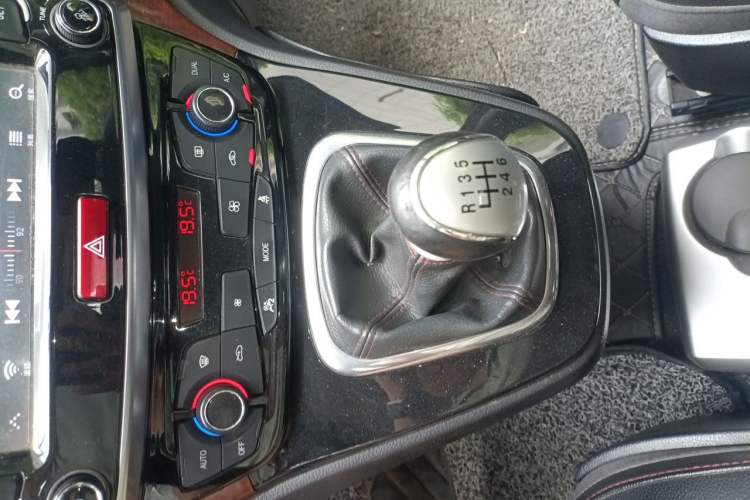 Used Haval H6 2014 Sport Version 1.5T Manual Two-Wheel Drive Elite Edition Gear Lever