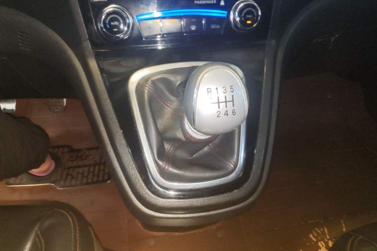 Used Haval H6 2014 Upgraded Model 1.5T Manual Two-Wheel Drive Elite Version Gear Lever