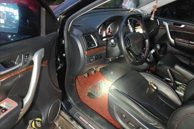 Used Haval H6 2014 Sport Edition 2.0T Diesel Manual Two-Wheel-Drive Elite Model Interior 3