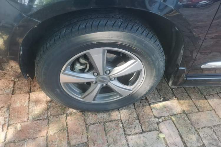 Used Haval H6 2014 Upgraded Model 2.0T Diesel Manual Two-Wheel Drive Urban Version Left Front Wheel Hub