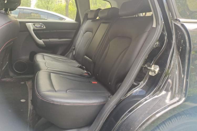 Used Haval H6 2014 Upgraded Model 2.0T Diesel Manual Two-Wheel Drive Elite Version Left Rear Seat