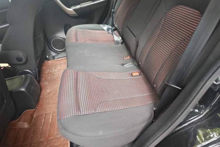 Used Haval H6 2014 Upgraded Model 2.0T Diesel Manual Two-Wheel Drive Urban Version Left Rear Seat