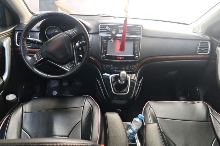 Used Haval H6 2014 Upgraded Model 1.5T Manual Two-Wheel Drive Elite Version Center Console