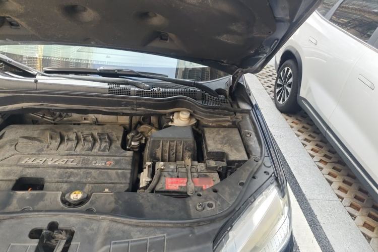 Used Haval H6 2014 Upgraded Model 1.5T Manual Two-Wheel Drive Elite Version Engine Bay Left