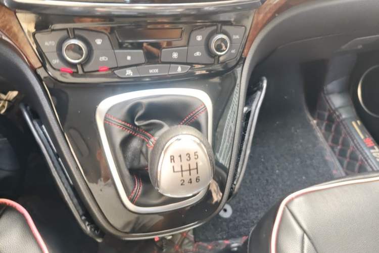 Used Haval H6 2014 Upgraded Model 1.5T Manual Two-Wheel Drive Elite Version Gear Lever
