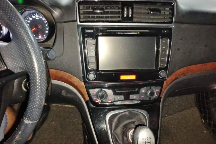 Used Haval H6 2014 Upgraded Model 1.5T Manual Two-Wheel Drive Elite Version Audio And AC Panel