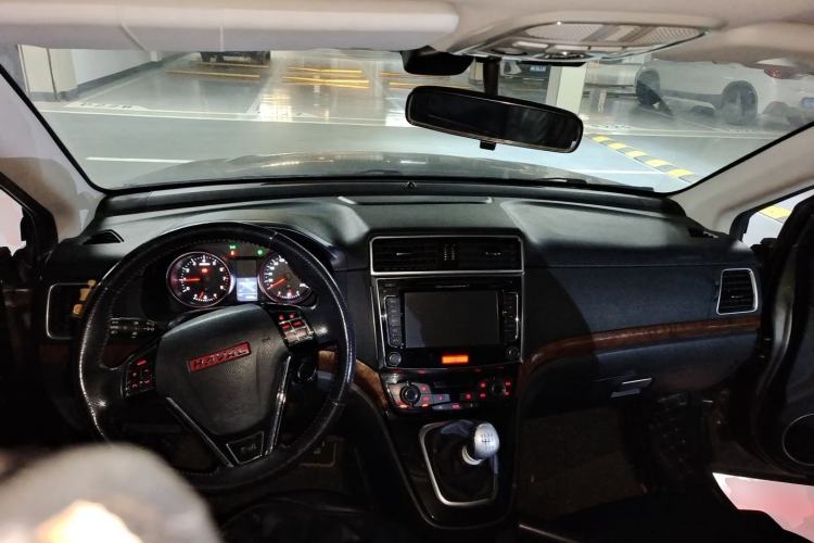 Used Haval H6 2014 Upgraded Model 1.5T Manual Two-Wheel Drive Elite Version Center Console