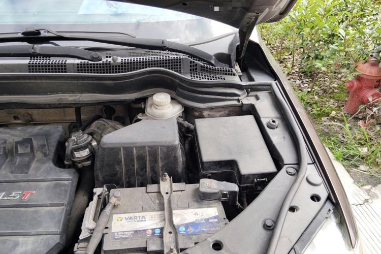 Used Haval H6 2014 Sport Version 1.5T Manual Two-Wheel Drive Elite Edition Engine Bay Left