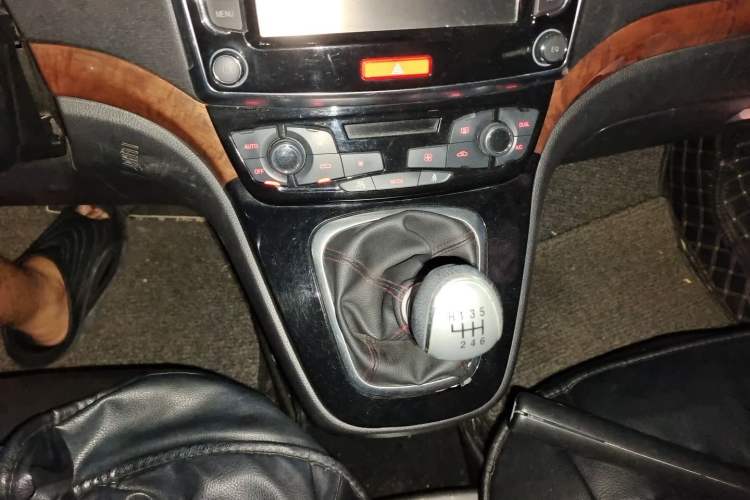 Used Haval H6 2014 Upgraded Model 1.5T Manual Two-Wheel Drive Elite Version Gear Lever