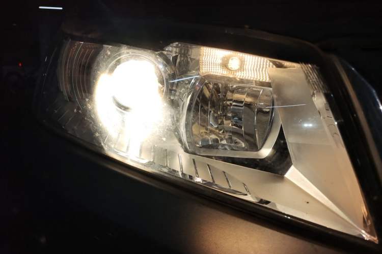 Used Haval H6 2014 Upgraded Model 1.5T Manual Two-Wheel Drive Elite Version Right Front Headlight