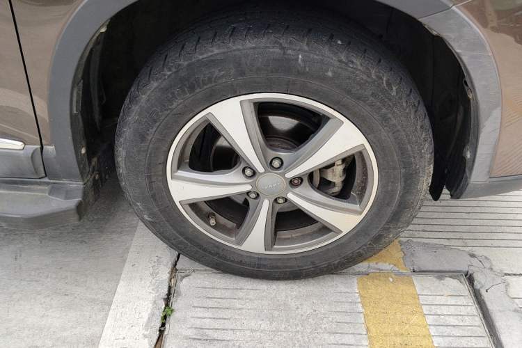 Used Haval H6 2014 Sport Version 1.5T Manual Two-Wheel Drive Elite Edition Right Front Wheel Hub